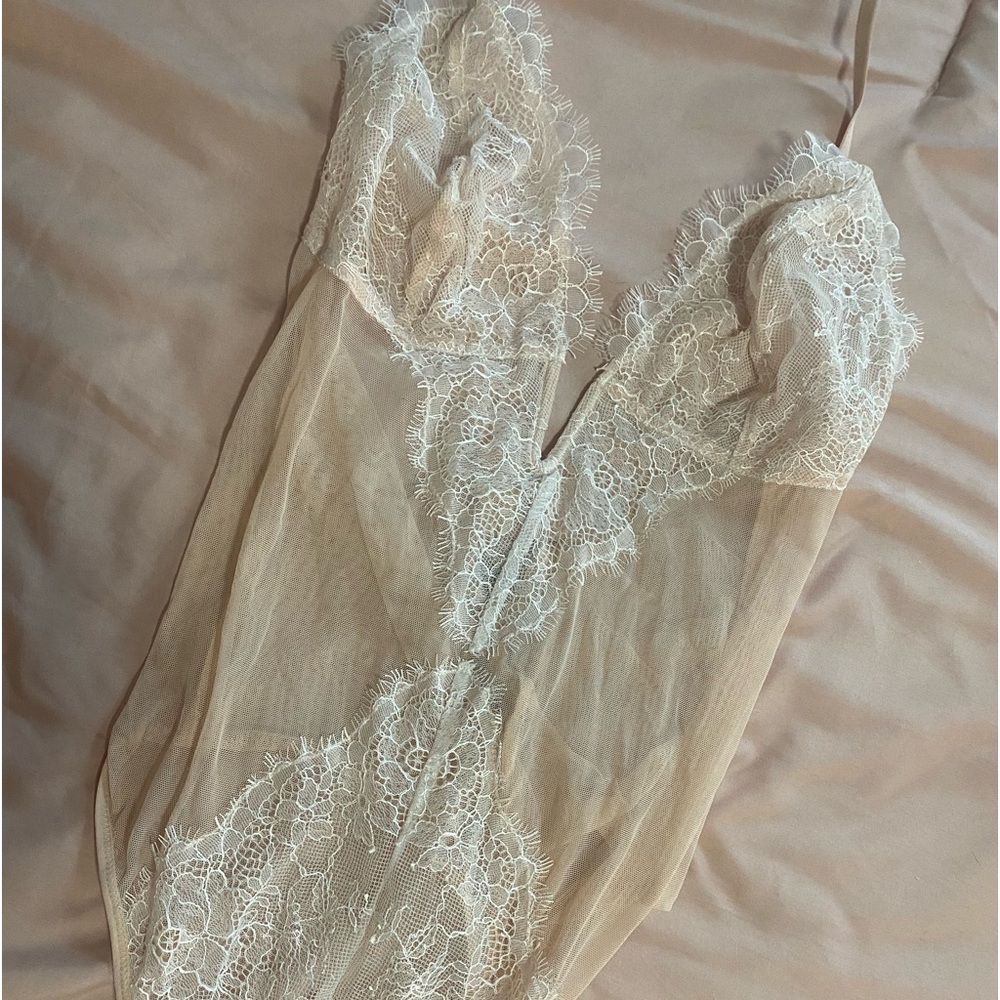VS Very Sexy V Wire Lingerie in coconut white